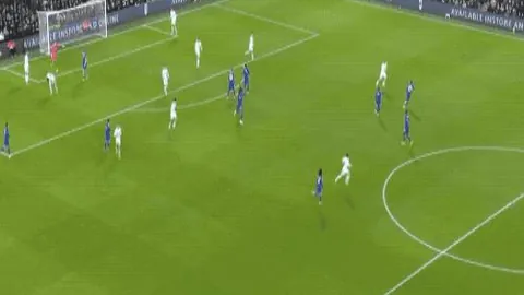 蒯纪闻禁区内被沙特球员推倒，裁判未判犯规引发争议